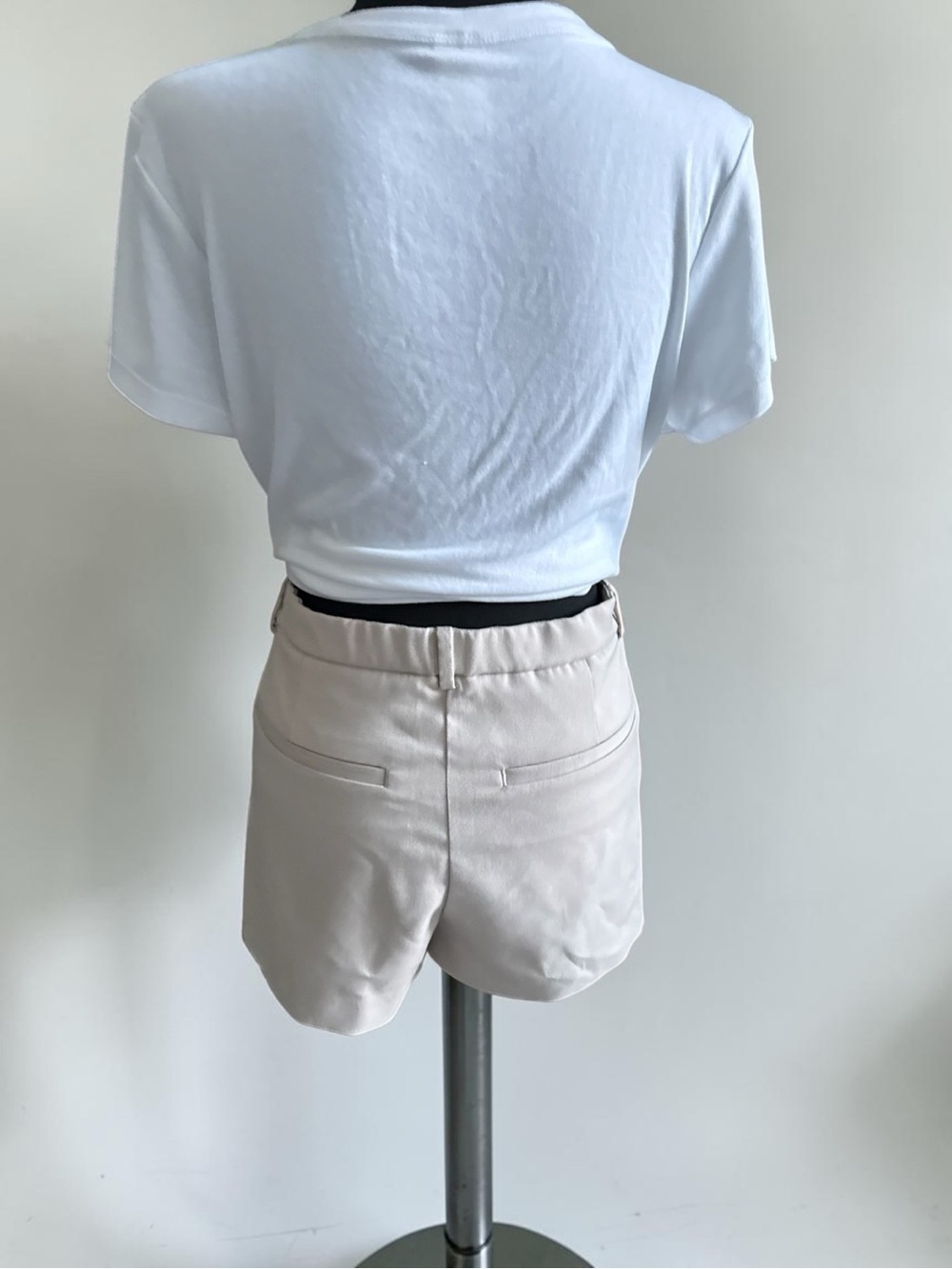 Abercrombie & Fitchburg Low Rise Micro Tailored Cream Short - Picture 9 of 11